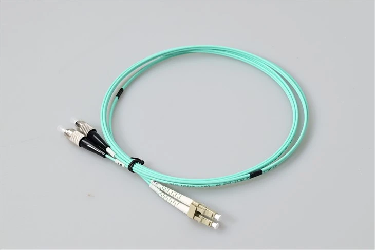 Cáp vá song công đa chế độ LC UPC đến FC UPC OM3 - G657A1 Không nhạy cảm với uốn cong, tối thiểu 10 mm. Bán kính uốn cong, LSZH 2.0mm