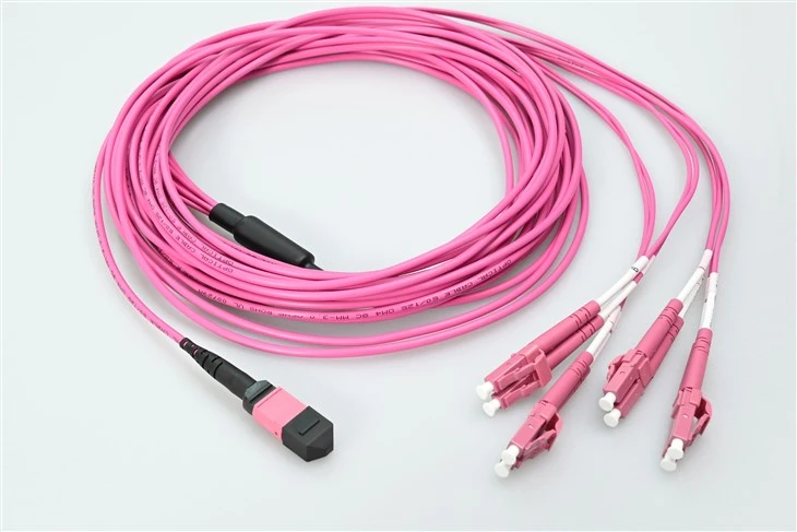 Cáp đột phá toàn thể MTP đến LC 8-Fiber OM4 với đầu nối MTP tổn thất thấp 0,35dB